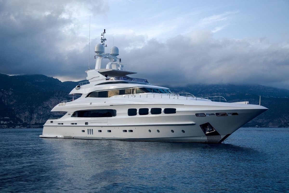 MY Manifiq MAIN Superyacht Profiles