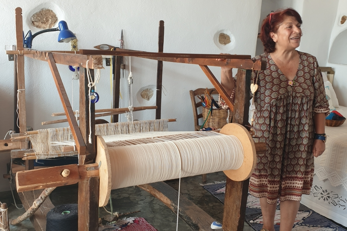 Loom weaver Marigoula Fysilani copyright Helen Iatrou 1200x800